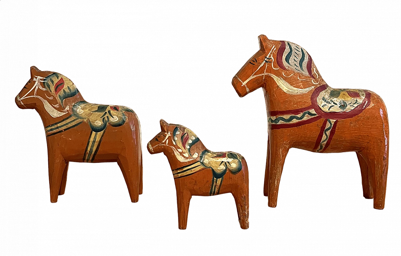 3 Dala horse figurines in wood, 1950s 15