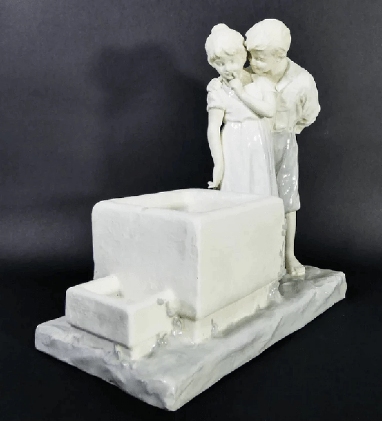 Franz Sautner, Bambini alla fontana, scultura in ceramica, anni '20 10