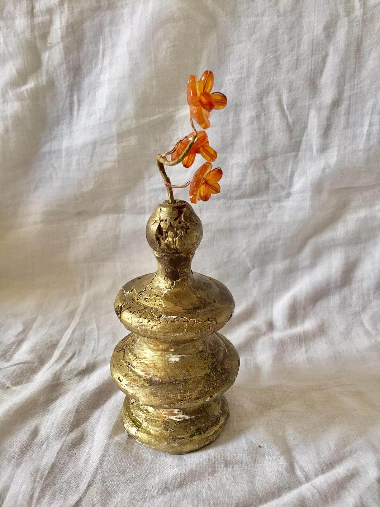 Gilded wood candle holder with resin flowers, late 19th century 3