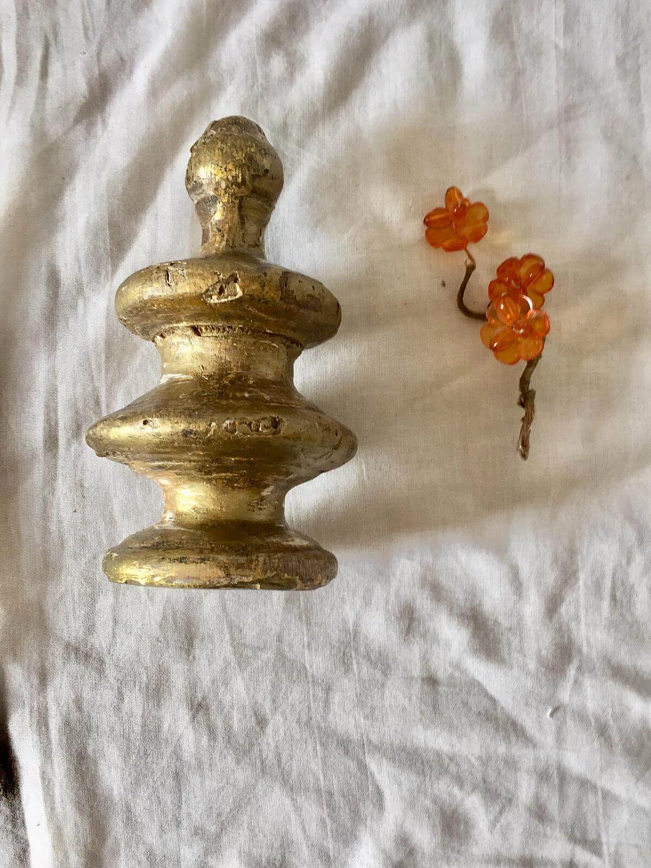 Gilded wood candle holder with resin flowers, late 19th century 4