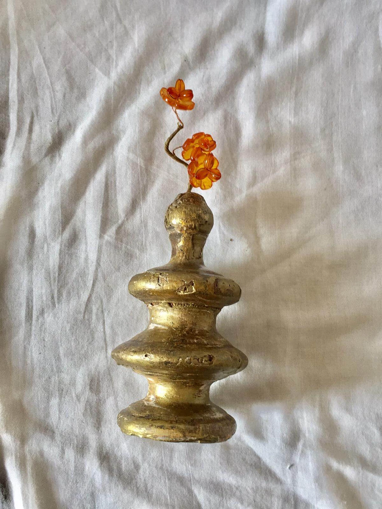 Gilded wood candle holder with resin flowers, late 19th century 6