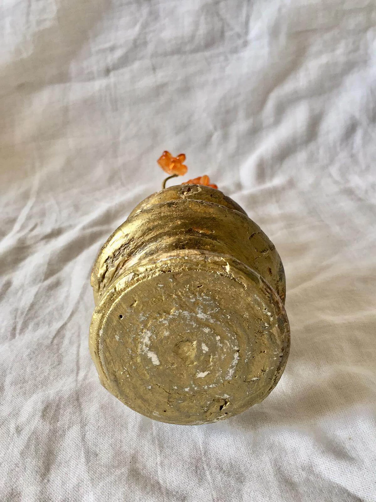 Gilded wood candle holder with resin flowers, late 19th century 8