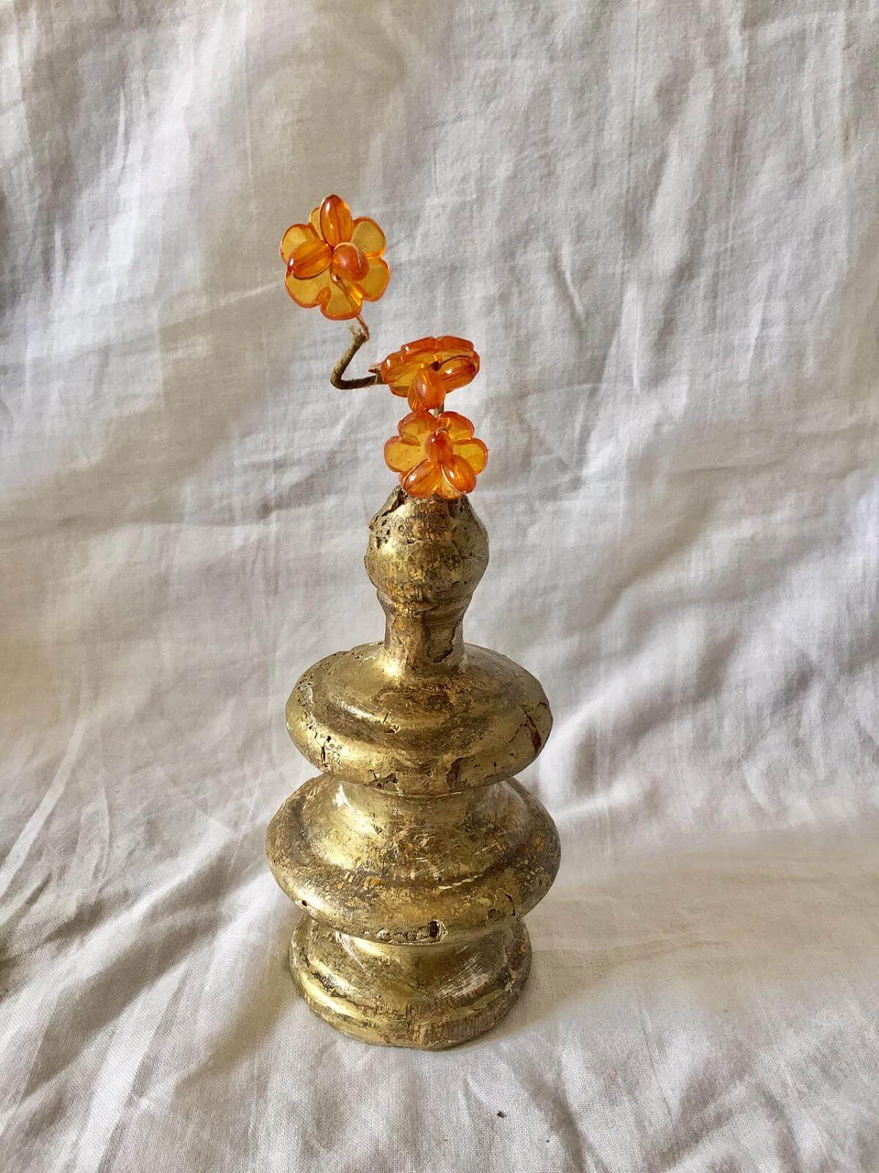 Gilded wood candle holder with resin flowers, late 19th century 10