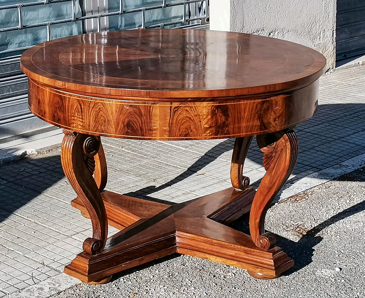 Empire-style walnut panelled round table, 1870 1