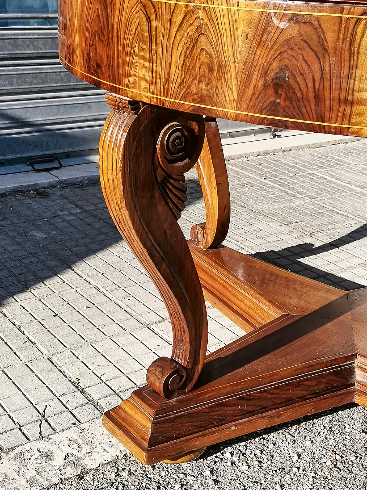 Empire-style walnut panelled round table, 1870 4