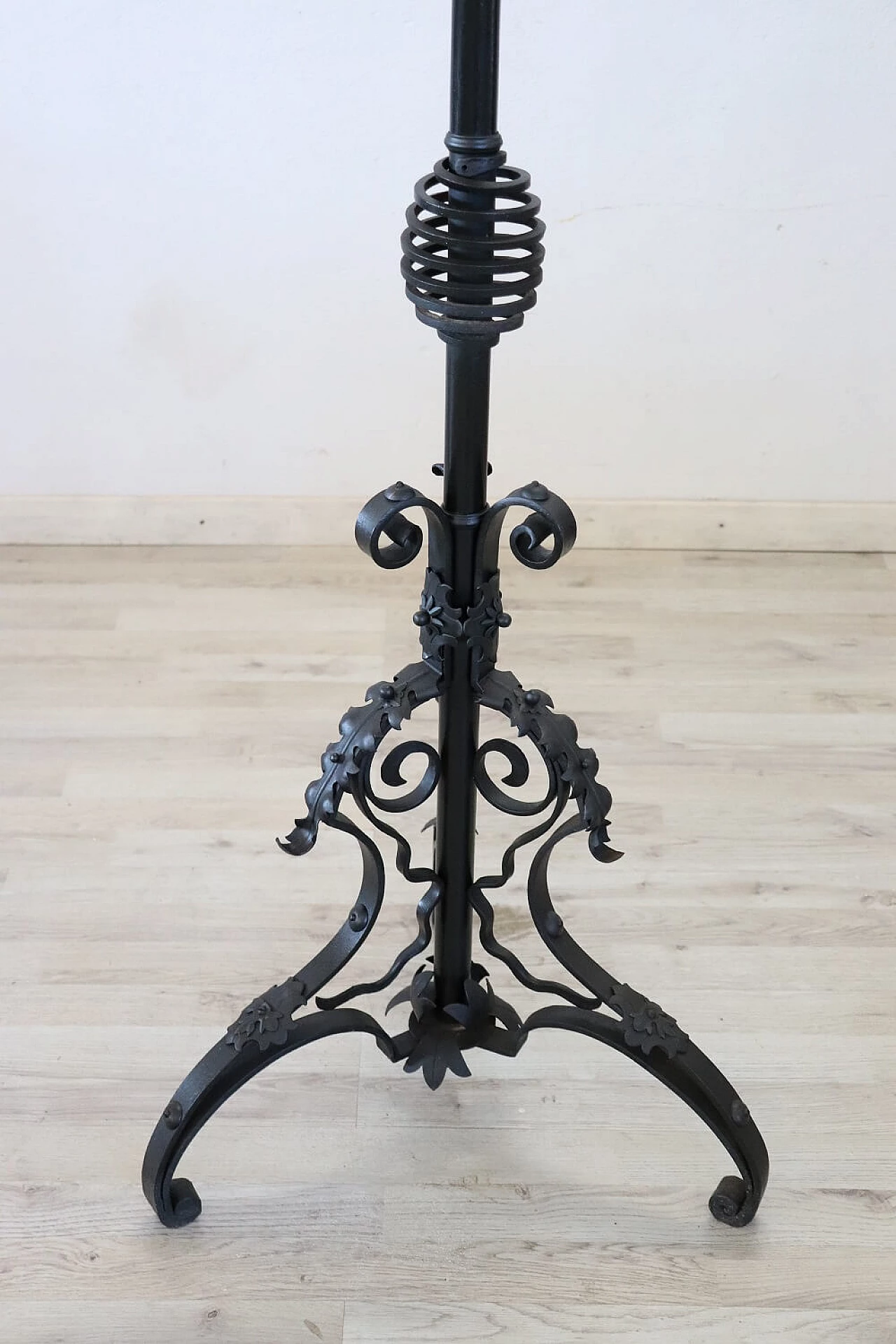 Art Nouveau wrought iron floor lamp, late 19th century 4