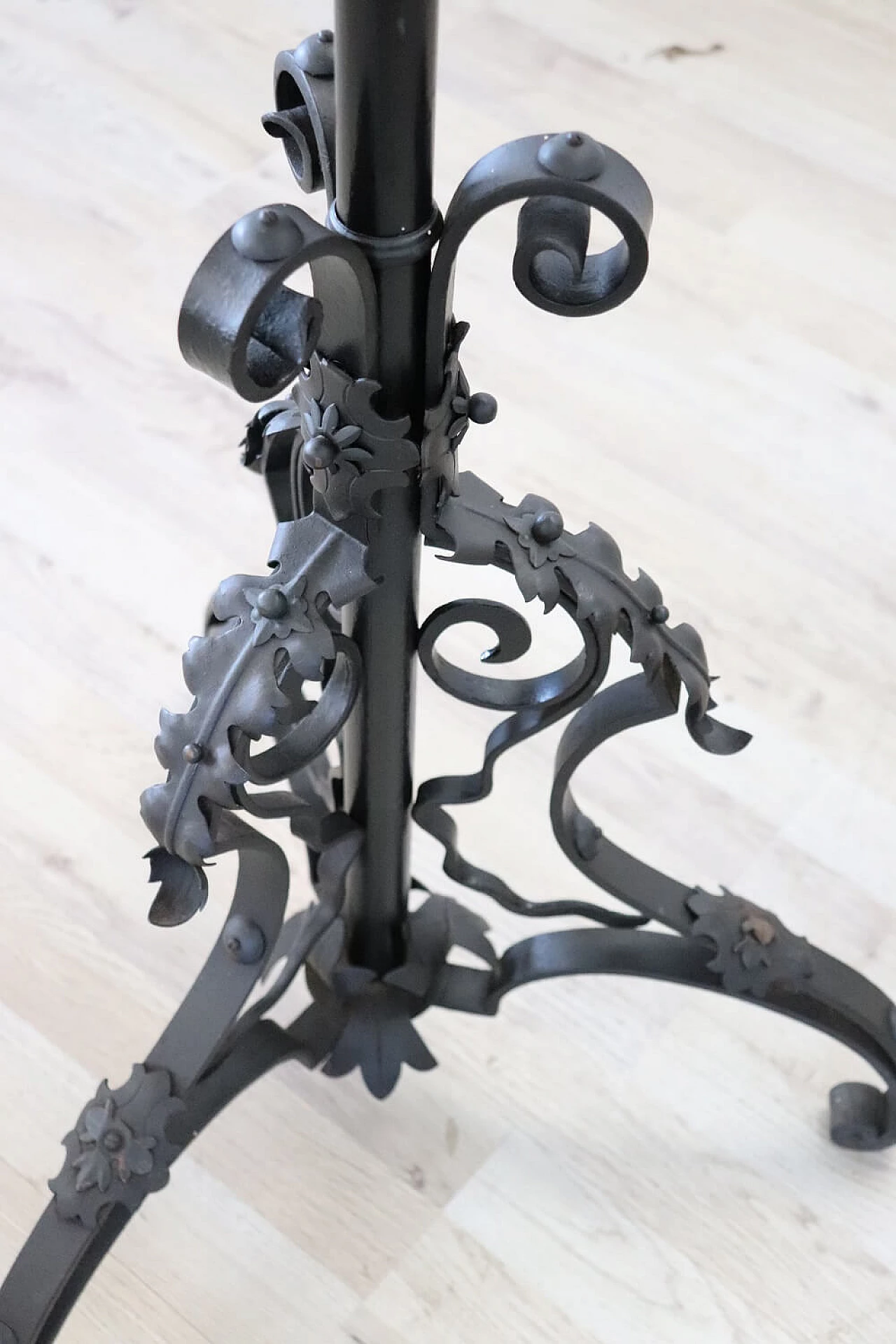 Art Nouveau wrought iron floor lamp, late 19th century 6