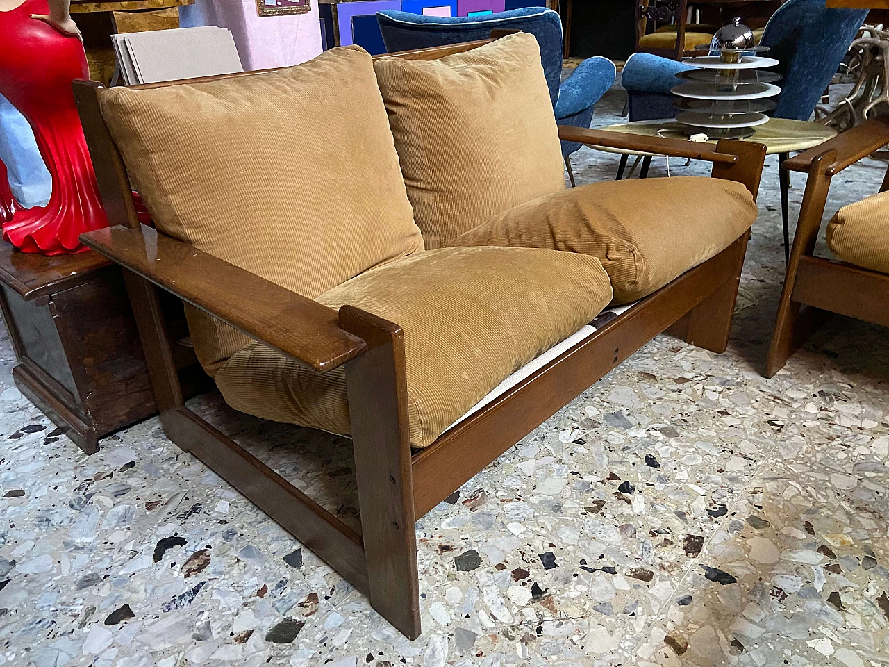 Pair of sofas in walnut attributed to Carlo Scarpa, 1960s 1