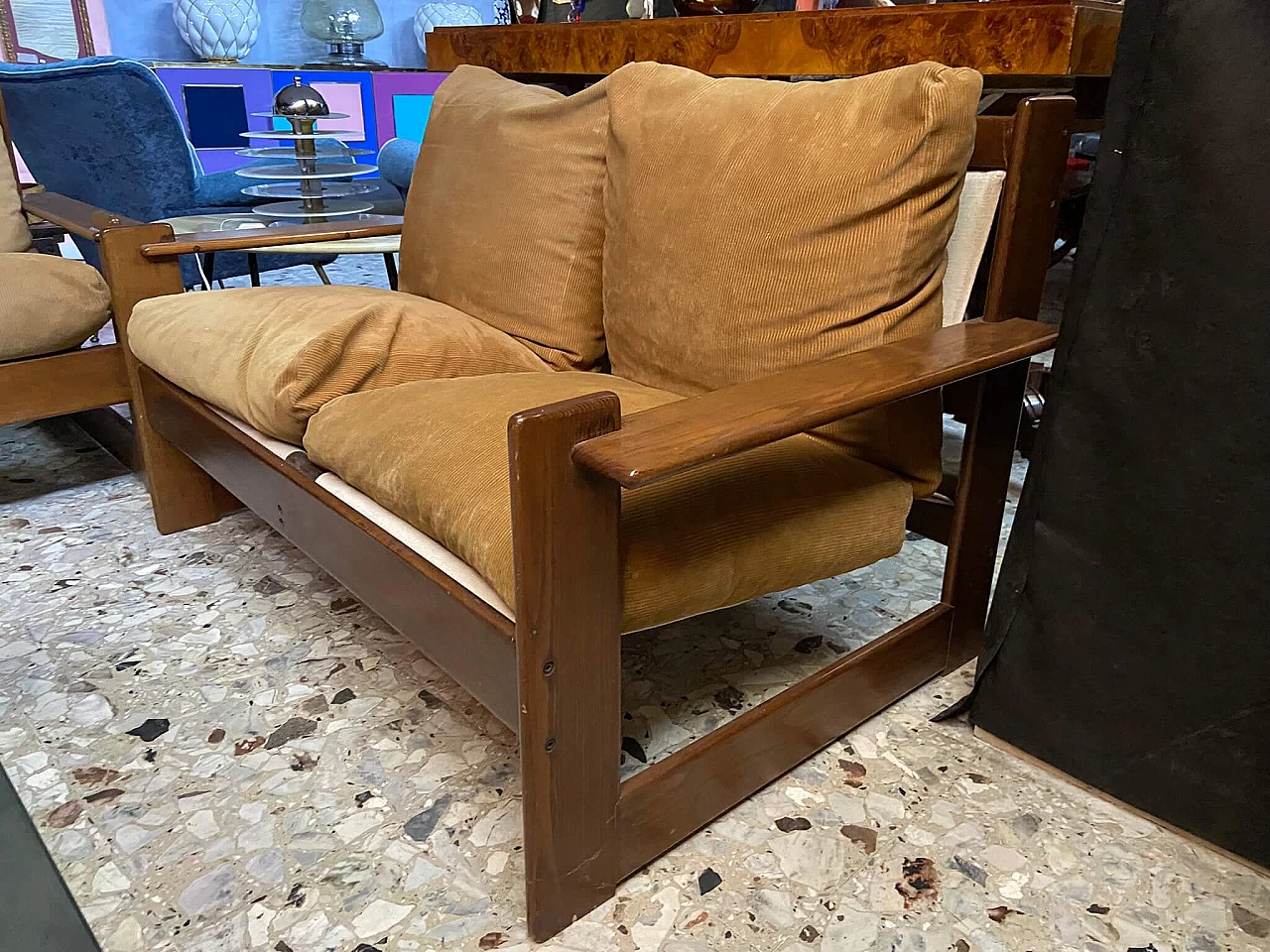 Pair of sofas in walnut attributed to Carlo Scarpa, 1960s 2