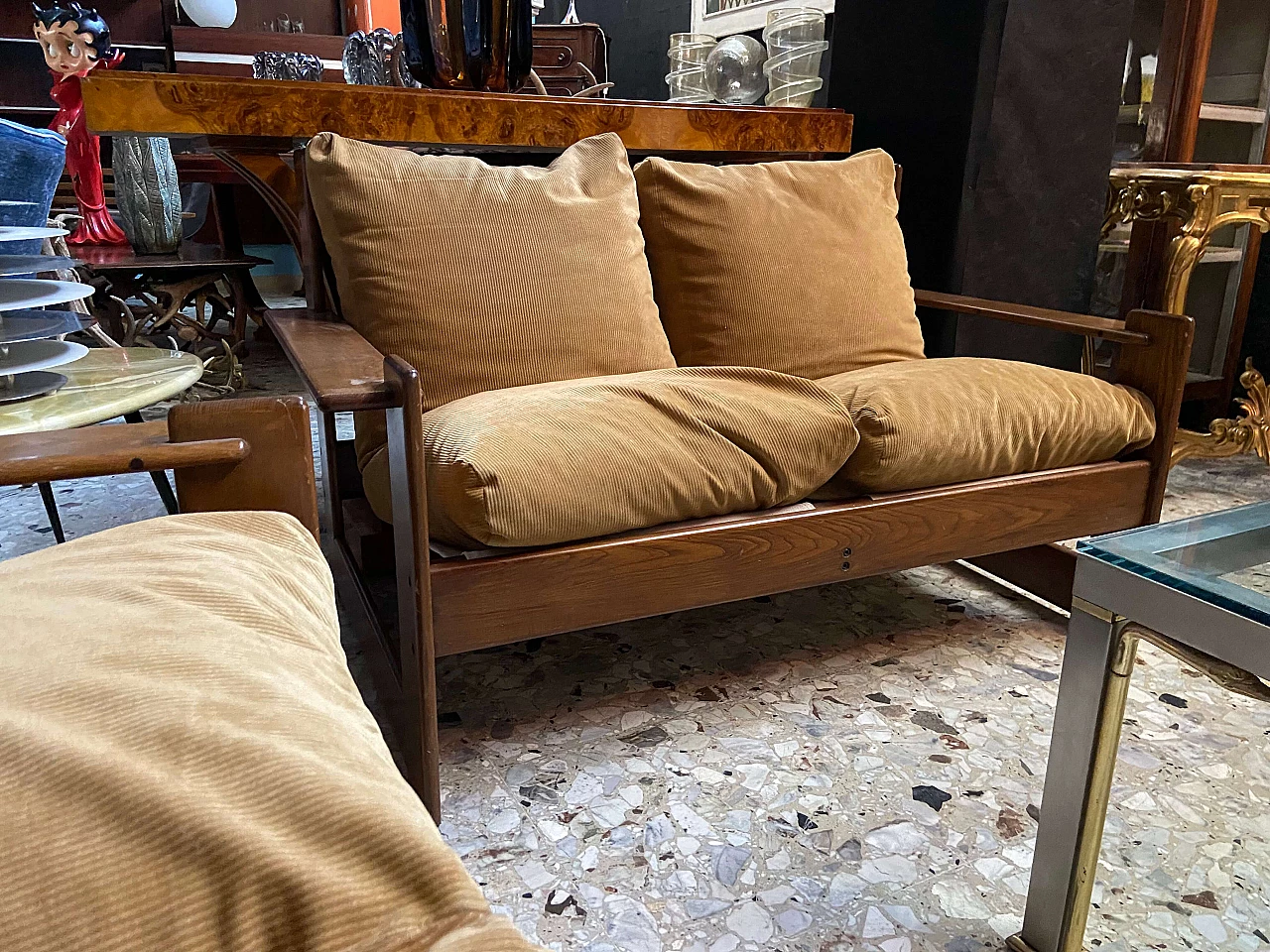 Pair of sofas in walnut attributed to Carlo Scarpa, 1960s 7