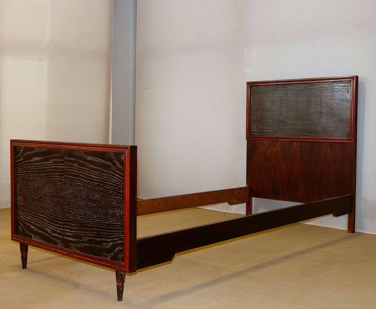 Letto singolo in rovere con profili tinti bordeaux, anni '40 1