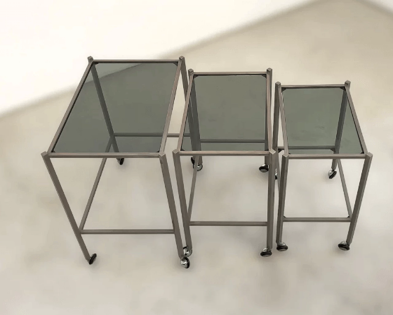 3 Nesting tables in metal and smoked glass attributed to Saporiti, 1970s 4