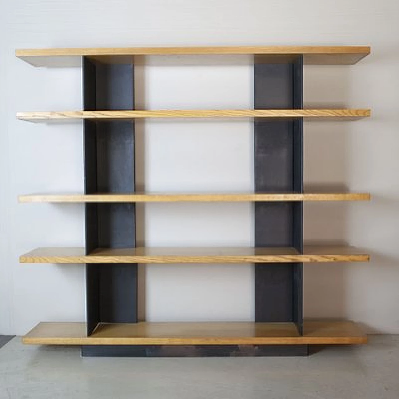 Modernist Foltern shelves with black steel plate brackets by Charlotte Perriand, 1970s 1