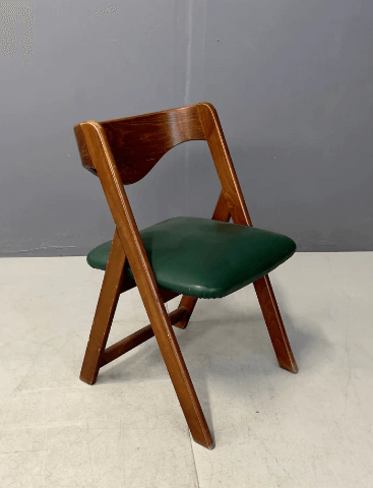 3 Chairs in wood and green leather, 1960s 2