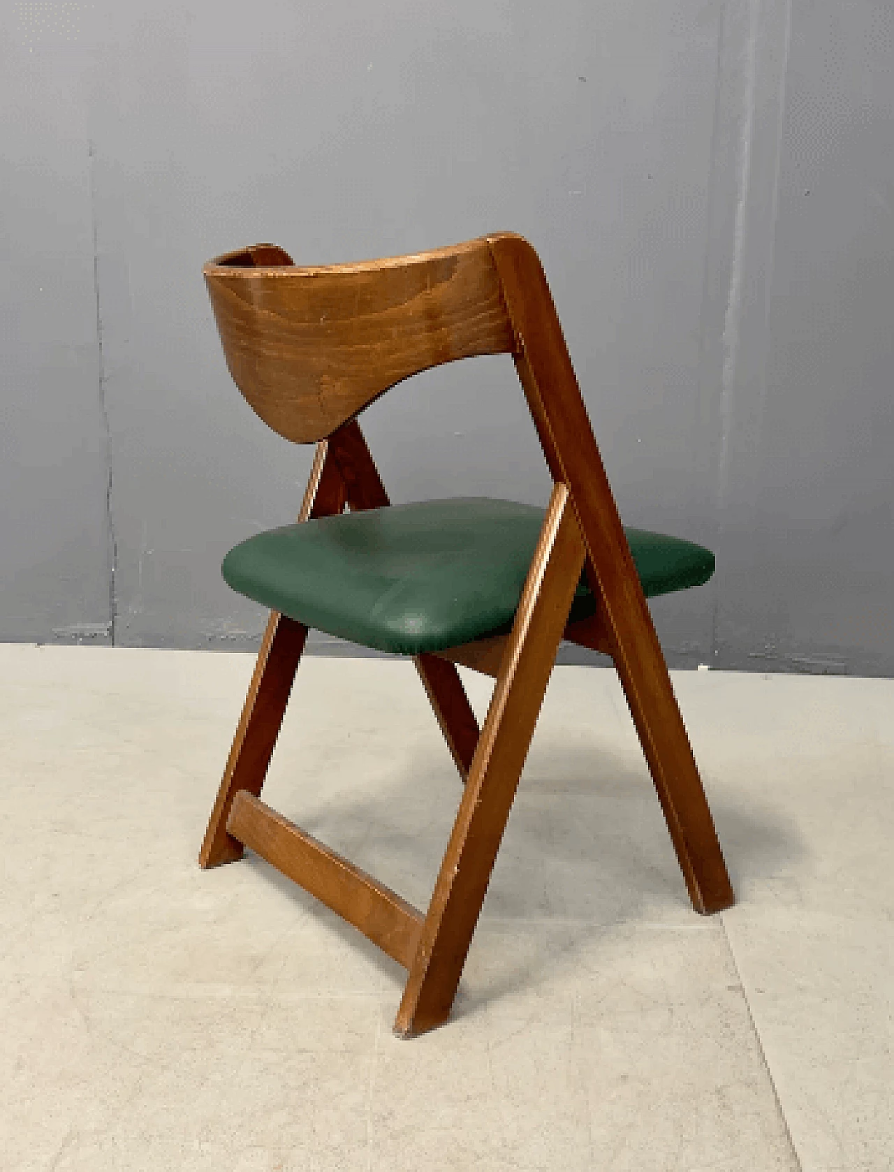 3 Chairs in wood and green leather, 1960s 3