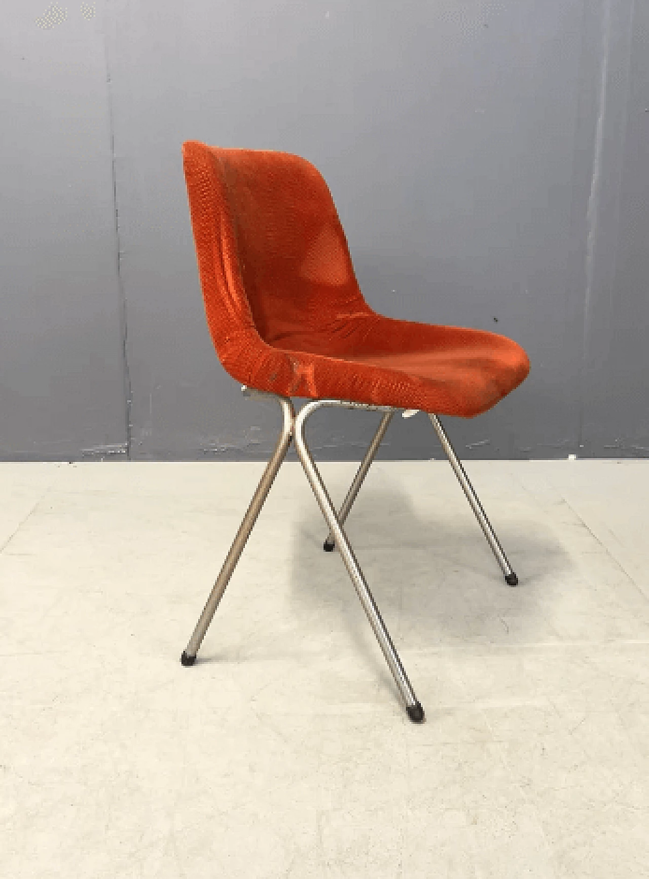 6 Chairs in chromed metal, plastic and red fabric, 1960s 3