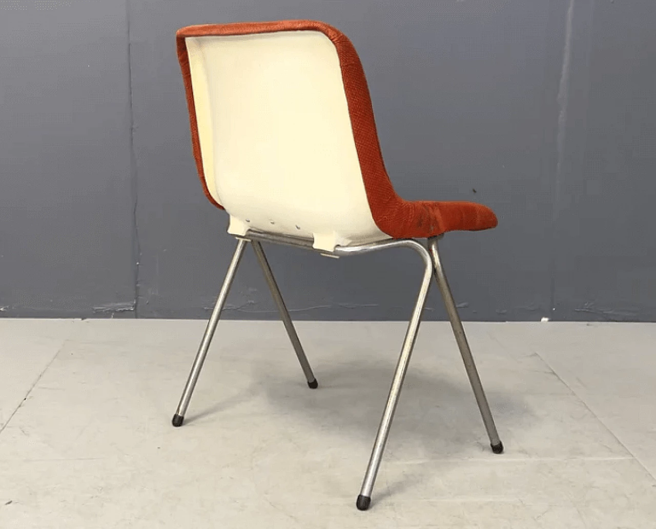 6 Chairs in chromed metal, plastic and red fabric, 1960s 4