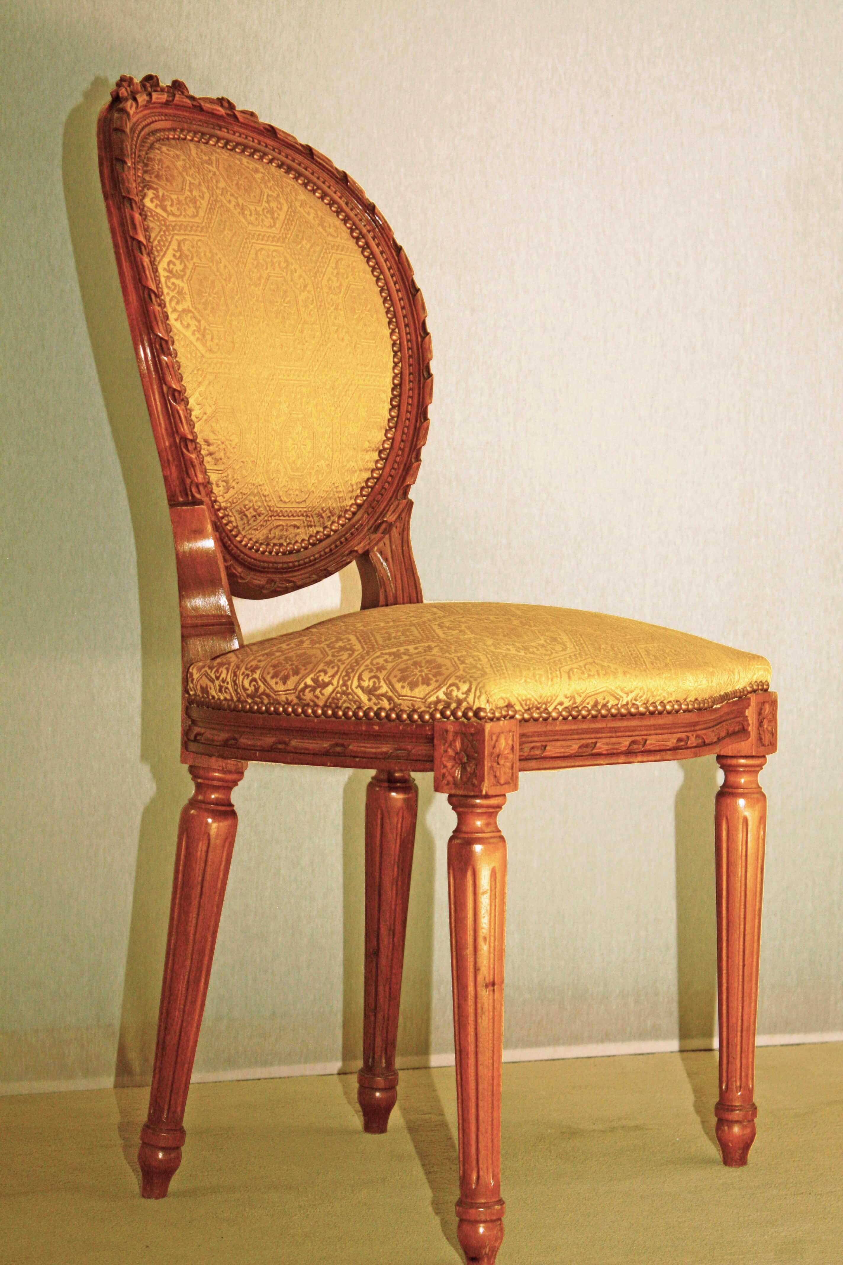 10 Sedie in noce massello in stile Luigi XVI con gambe tornite, inizio '900