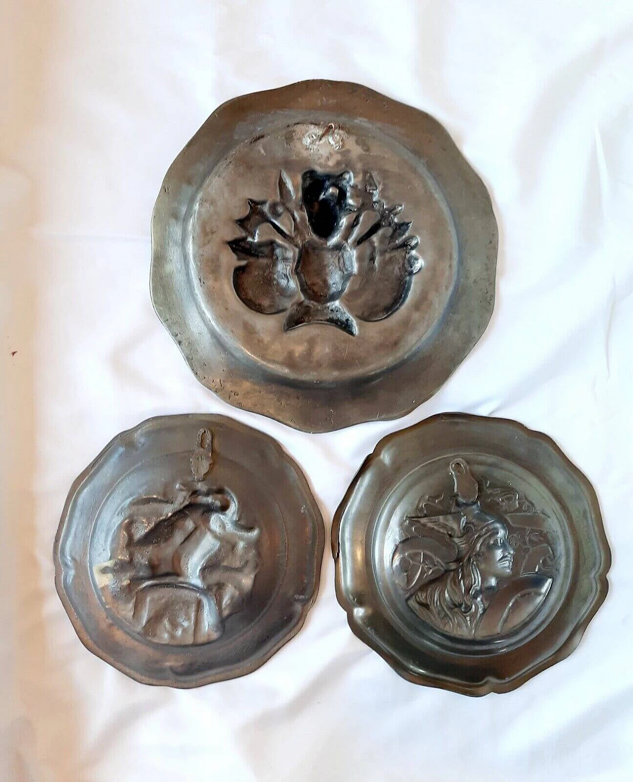 3 Pewter plates with The Song of the Nibelungs 4