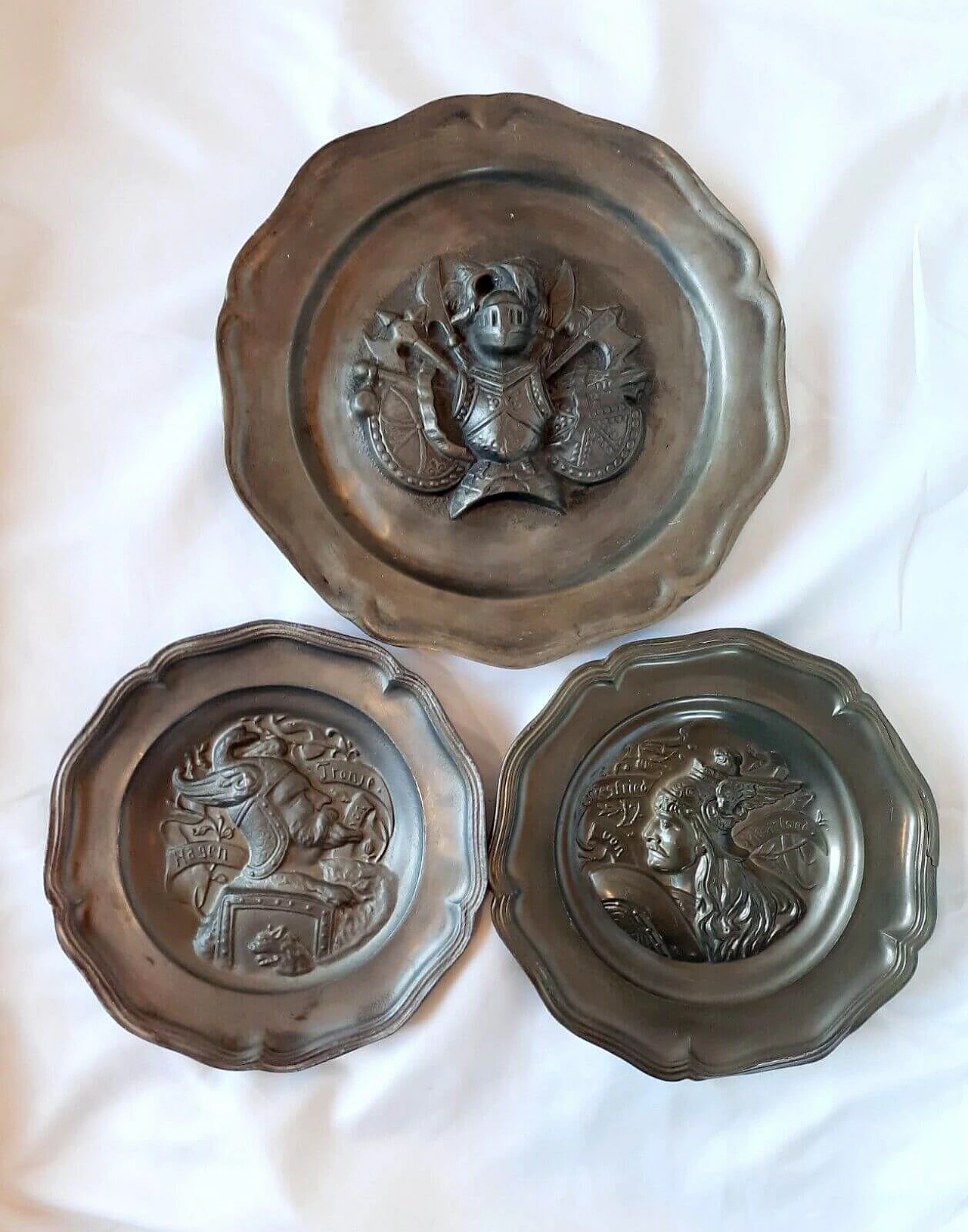 3 Pewter plates with The Song of the Nibelungs 15