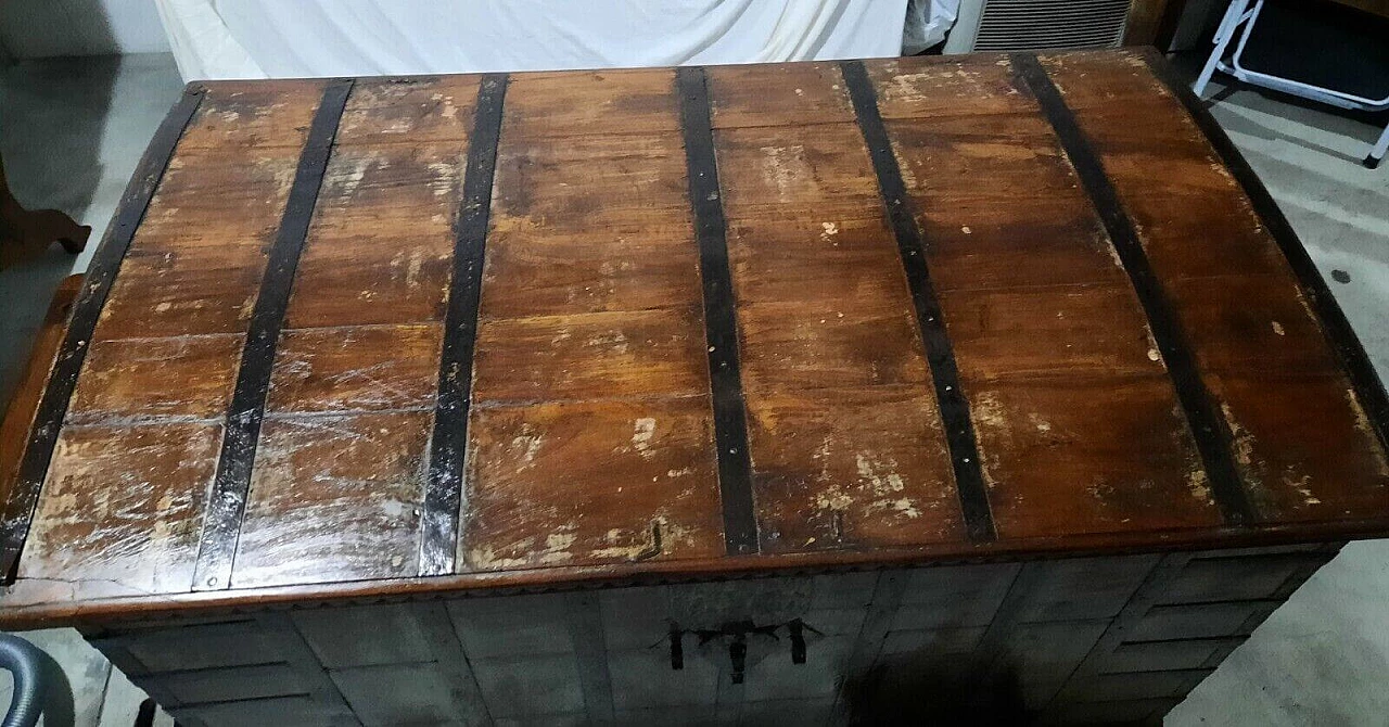 Forziere indiano in legno e rilegato in metallo con ruote, '800 1