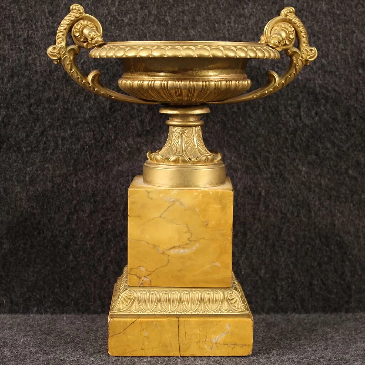 Pair of gilded bronze and yellow marble risers, 1930s 5