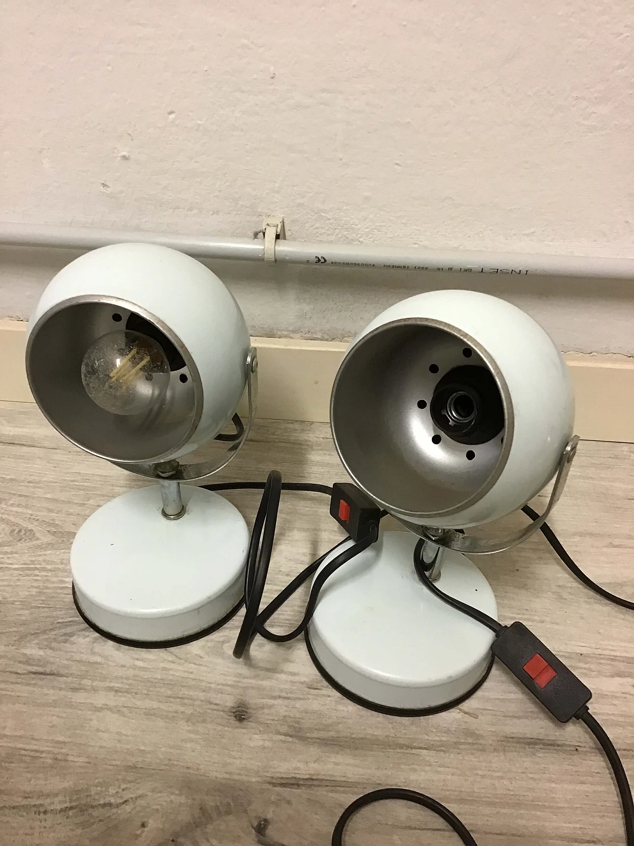 Pair of lacquered metal Eyeball lamps by Veneta Lumi, 1970s 1