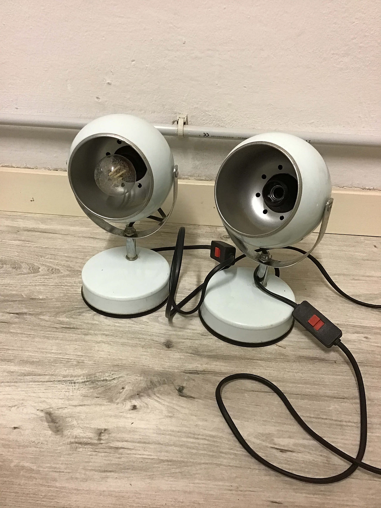 Pair of lacquered metal Eyeball lamps by Veneta Lumi, 1970s 2