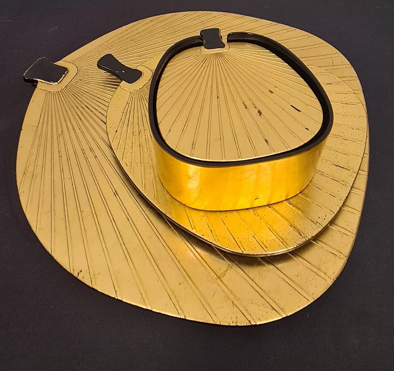 8 Art Deco fan-shaped trays in black bakelite and gold leaf, 1930s 1