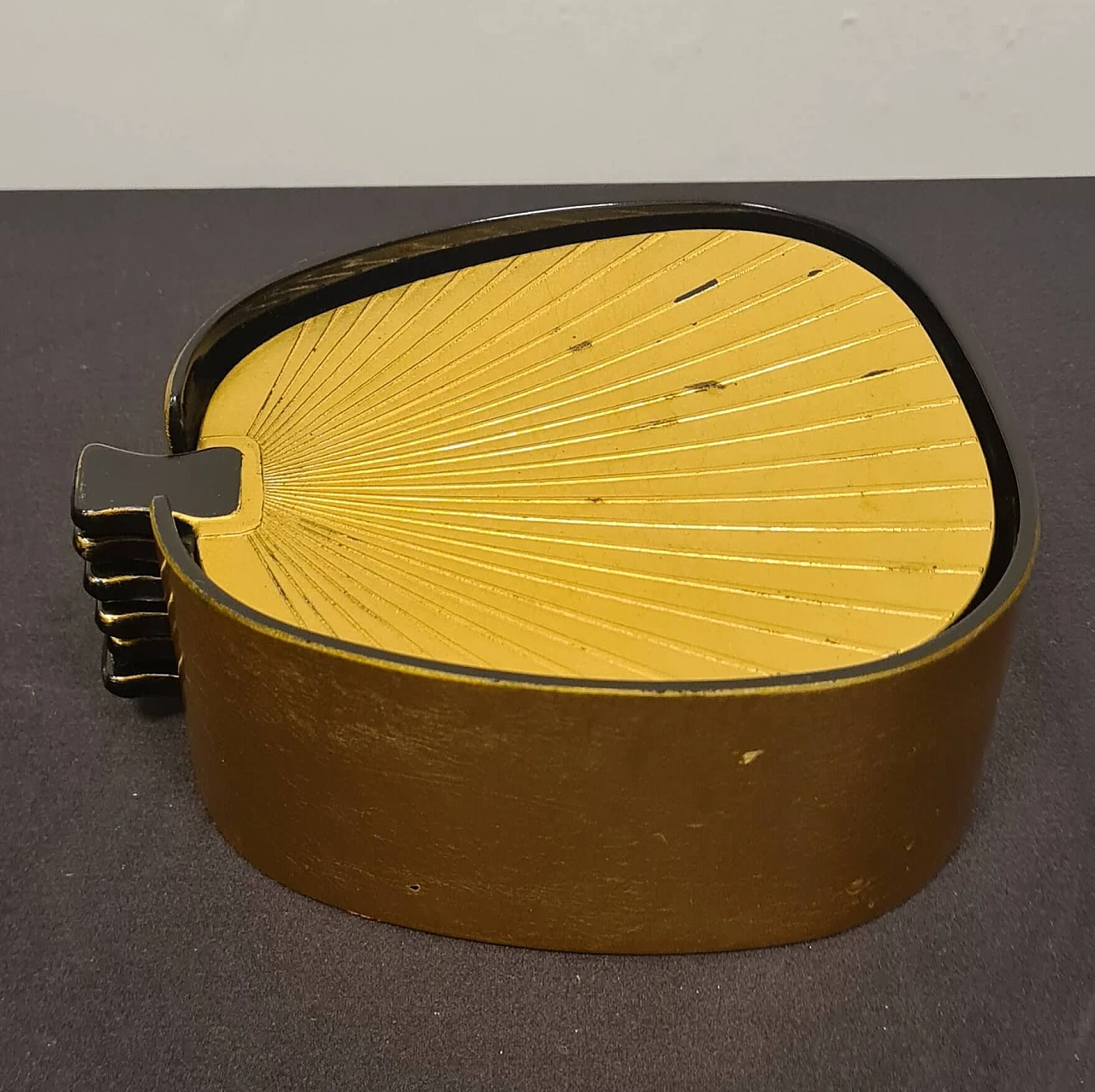 8 Art Deco fan-shaped trays in black bakelite and gold leaf, 1930s 3