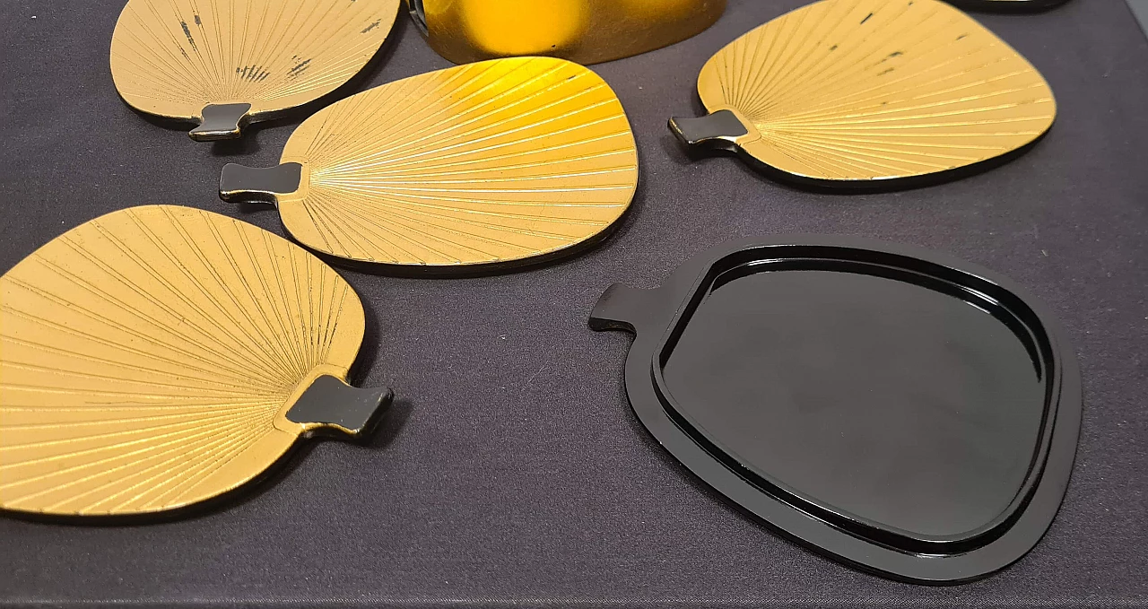 8 Art Deco fan-shaped trays in black bakelite and gold leaf, 1930s 7