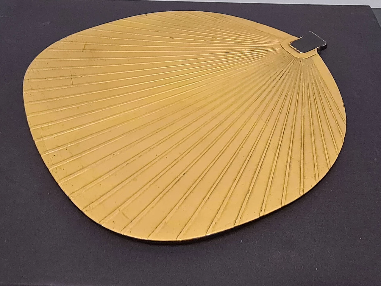 8 Art Deco fan-shaped trays in black bakelite and gold leaf, 1930s 8