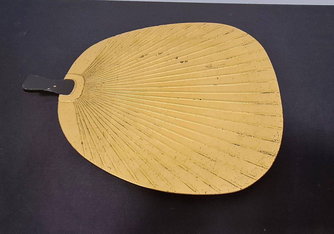 8 Art Deco fan-shaped trays in black bakelite and gold leaf, 1930s 9