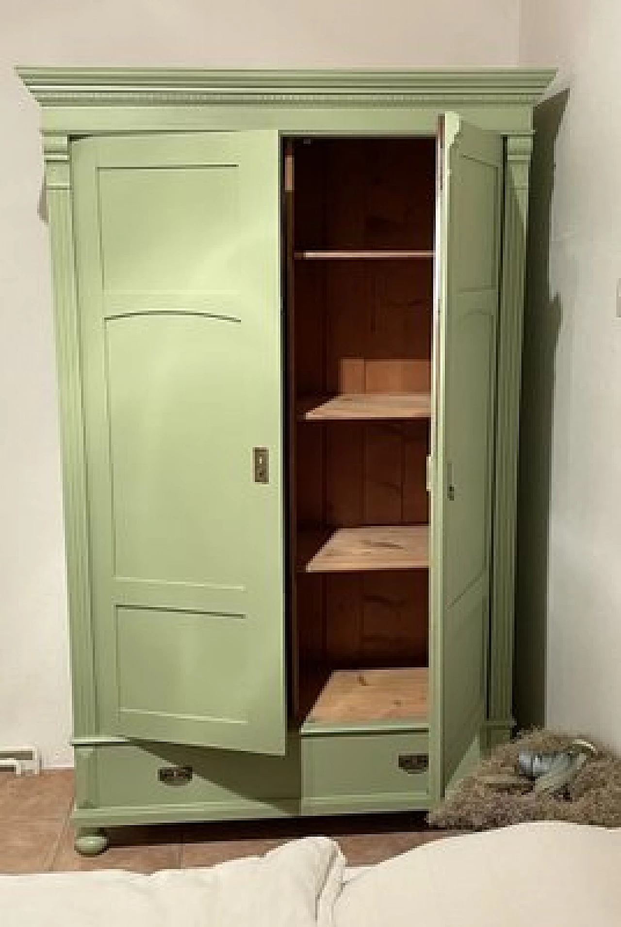 Hungarian two-door green painted wood wardrobe, early 20th century 2