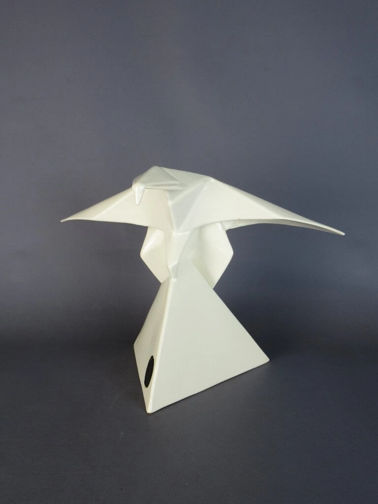 Scultura di aquila origami in ceramica bianca 1