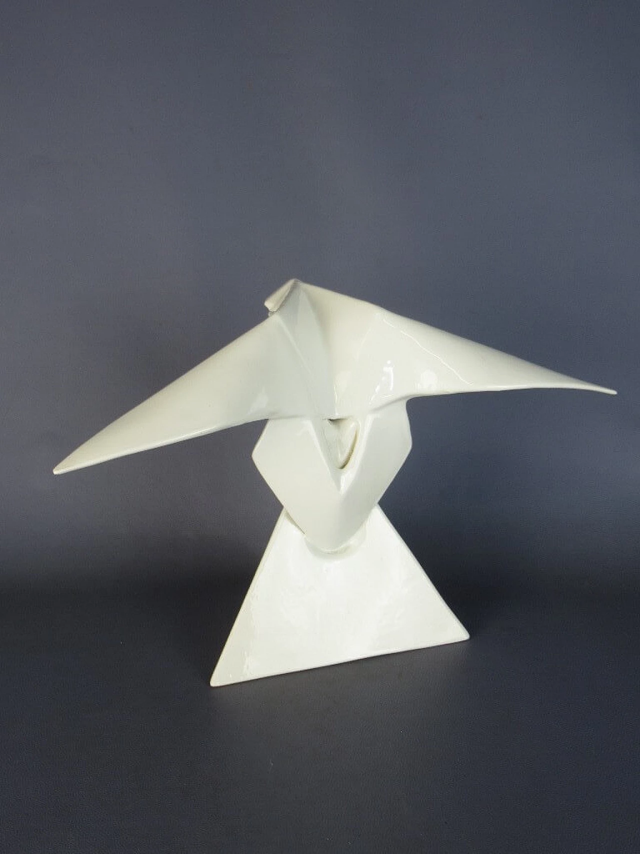 Scultura di aquila origami in ceramica bianca 2