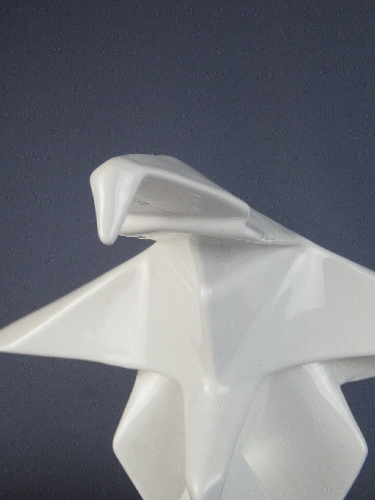 Scultura di aquila origami in ceramica bianca 3