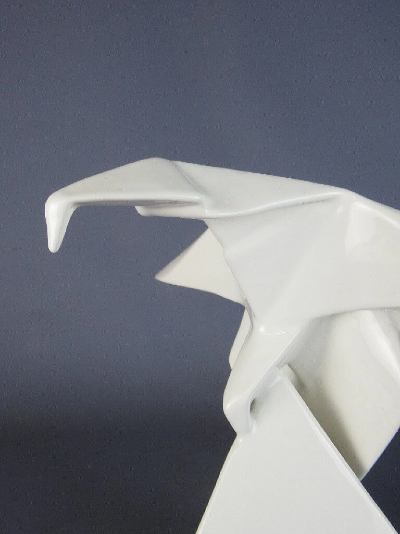 Scultura di aquila origami in ceramica bianca 4