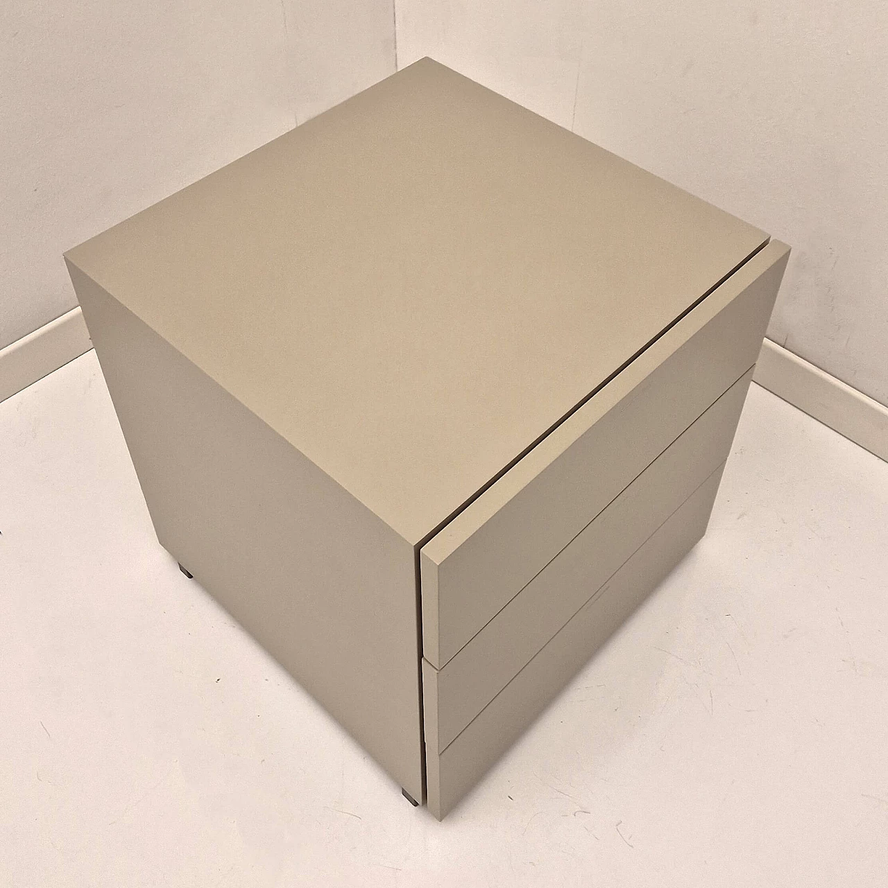 Pair of 909 bedside tables by Luca Meda for Molteni & C., 2000s 2