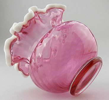 Vaso Fenton in vetro color mirtillo rosso con bordo a balze, 1939