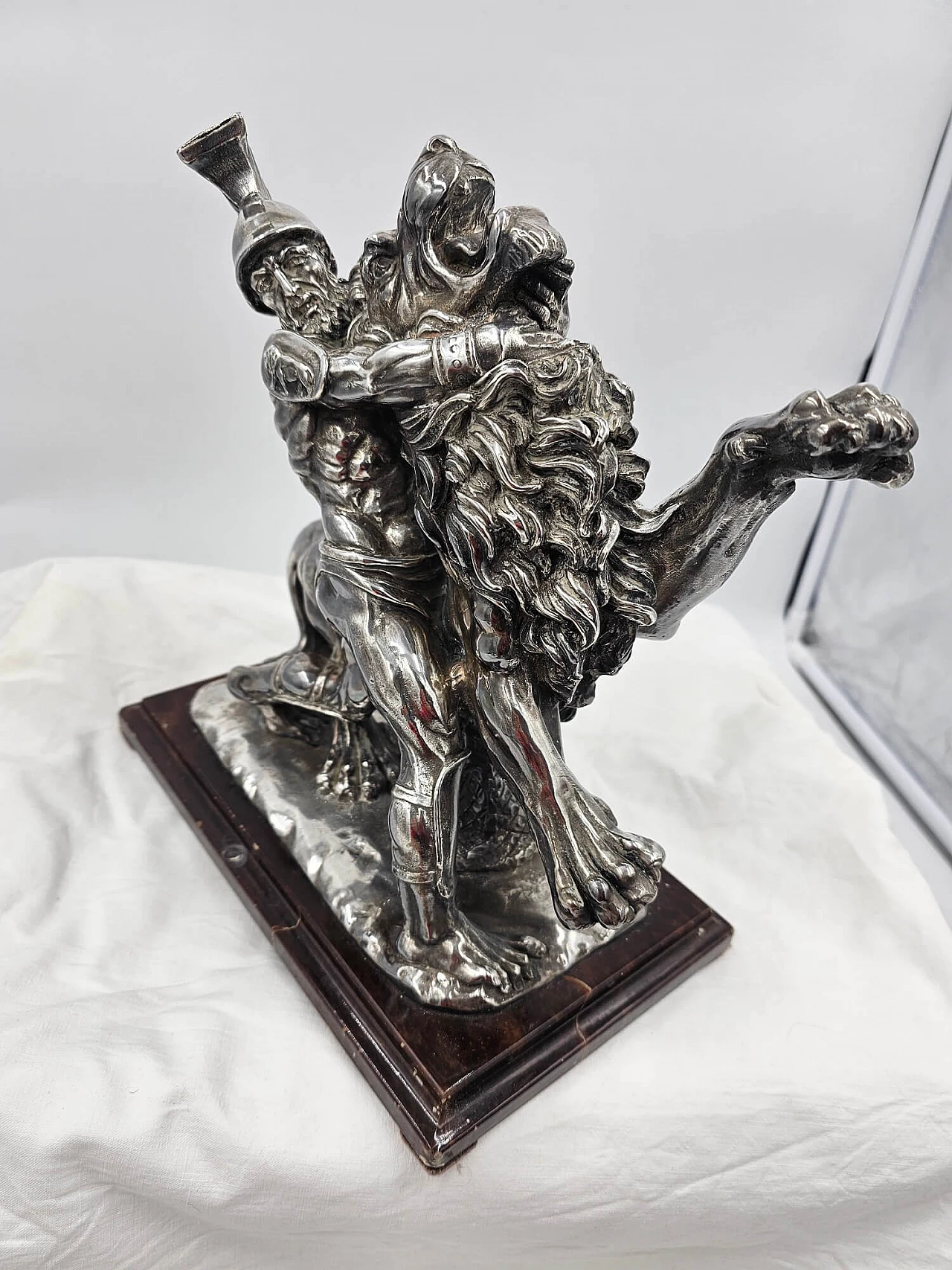 Scultura in argento raffigurante gladiatore romano contro leone, anni '70 3