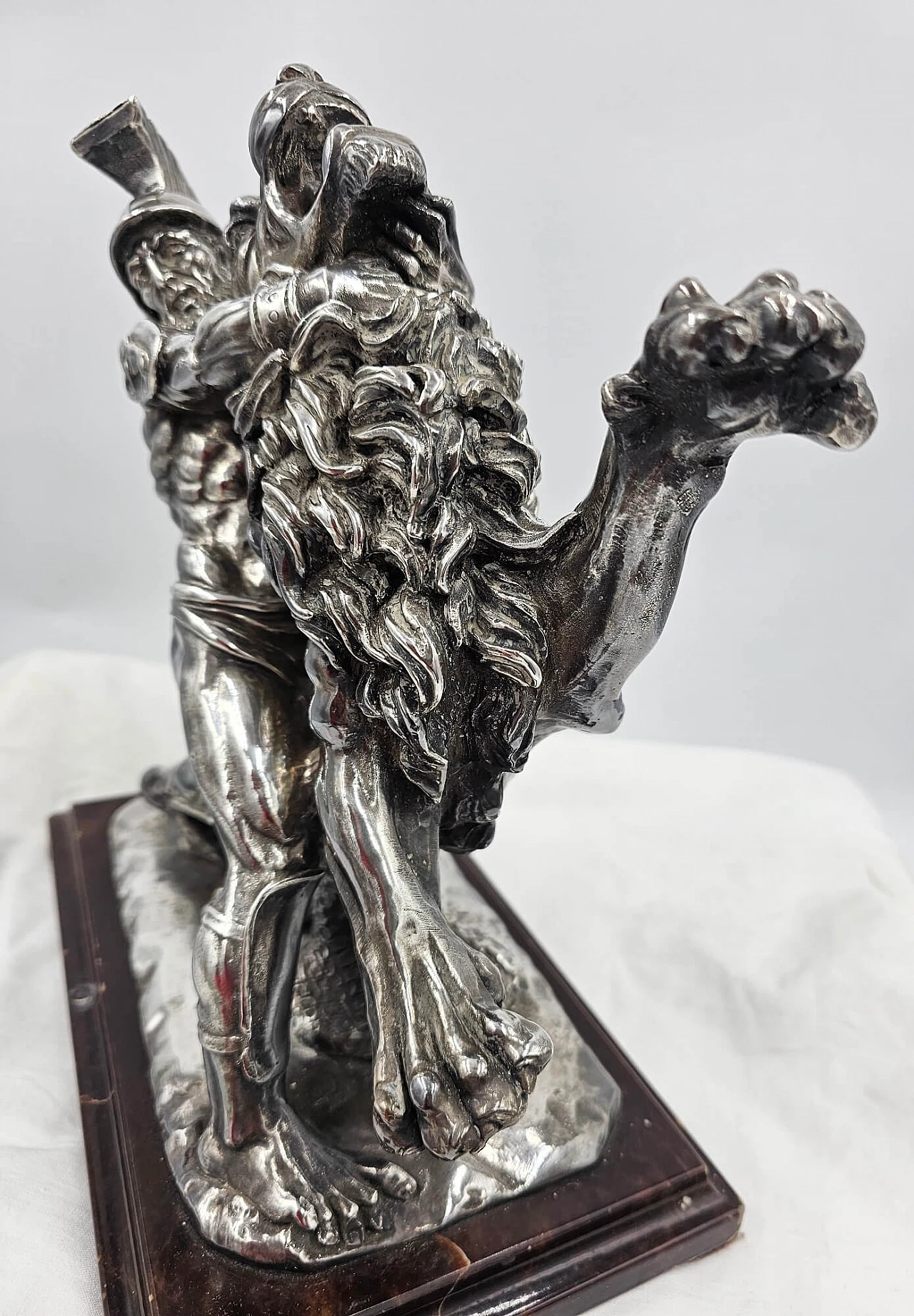 Scultura in argento raffigurante gladiatore romano contro leone, anni '70 4