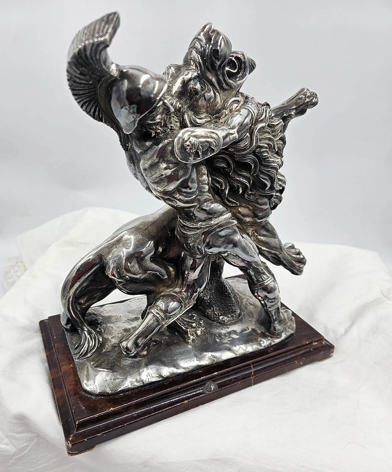 Scultura in argento raffigurante gladiatore romano contro leone, anni '70 6