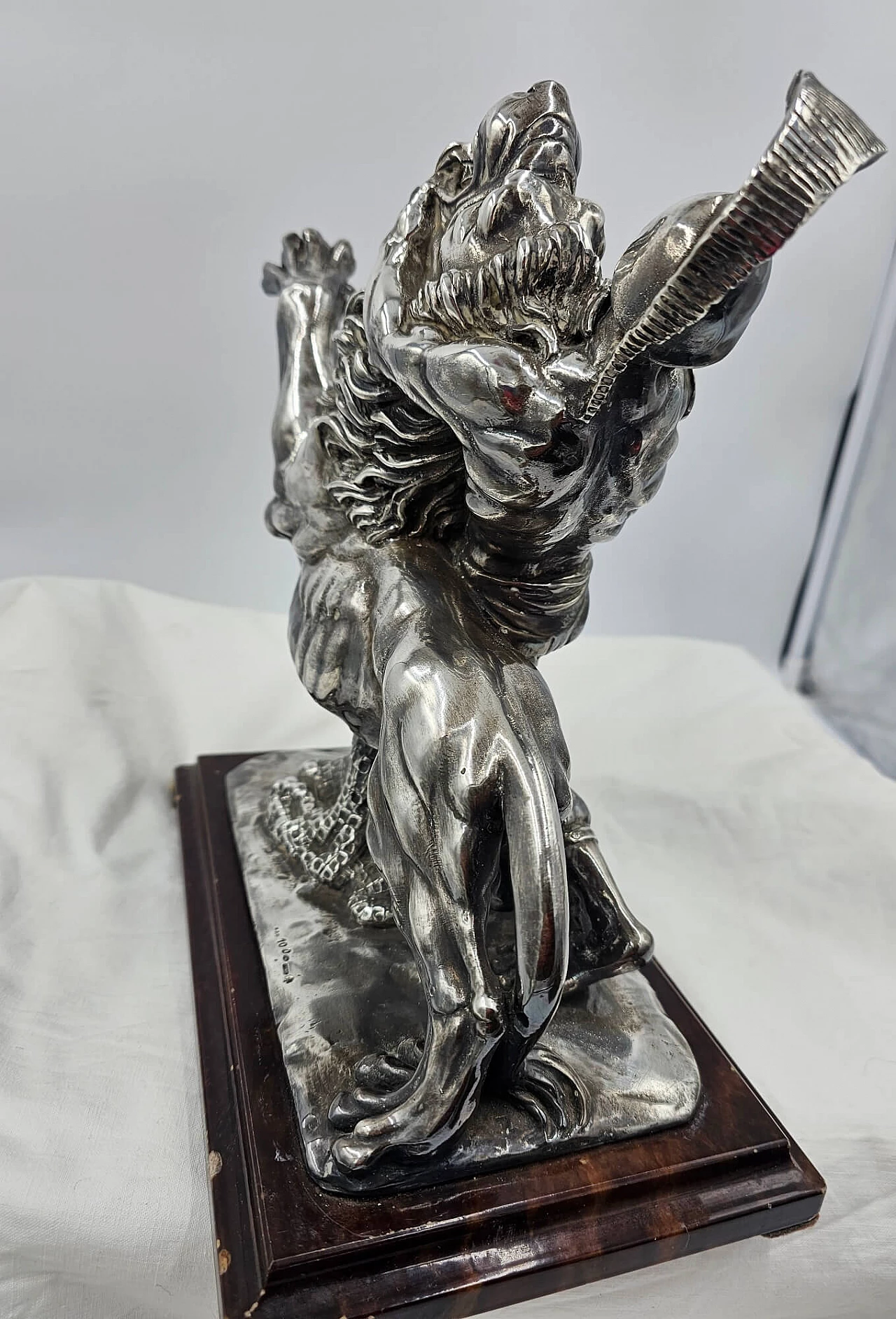 Scultura in argento raffigurante gladiatore romano contro leone, anni '70 7