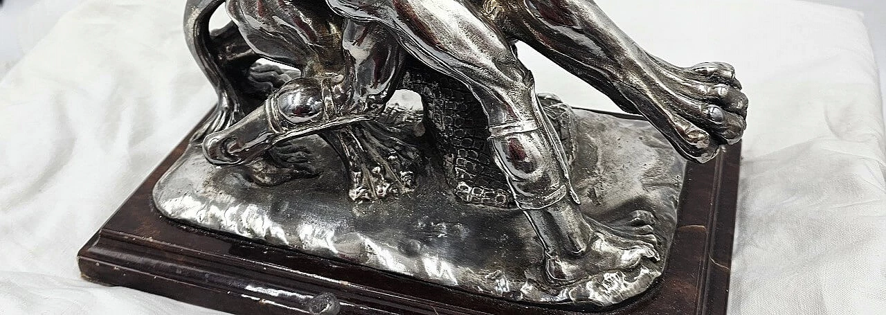 Scultura in argento raffigurante gladiatore romano contro leone, anni '70 19