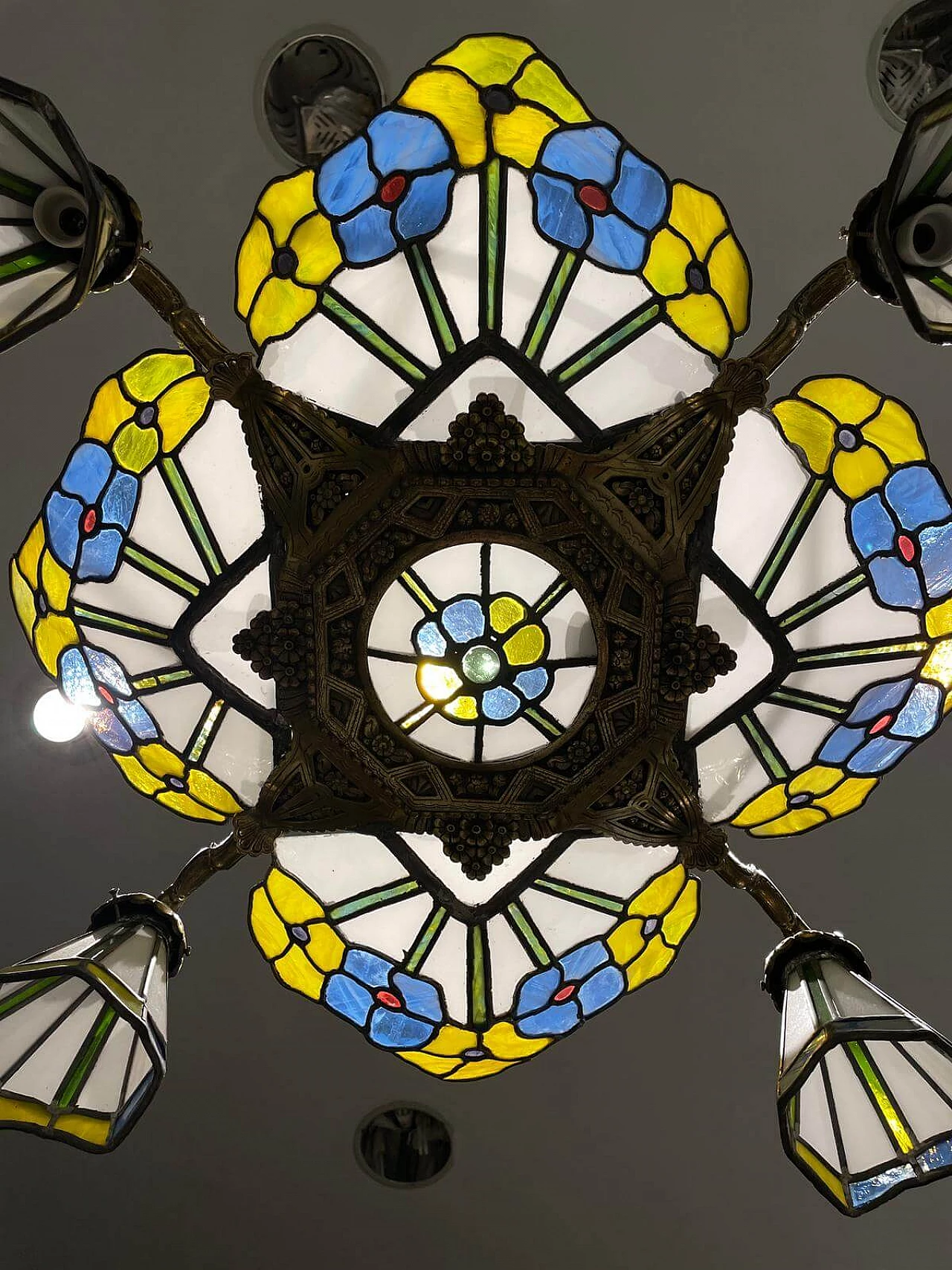 Lampadario Liberty a quattro luci con vetri in pasta di vetro e bronzo, anni '10 2