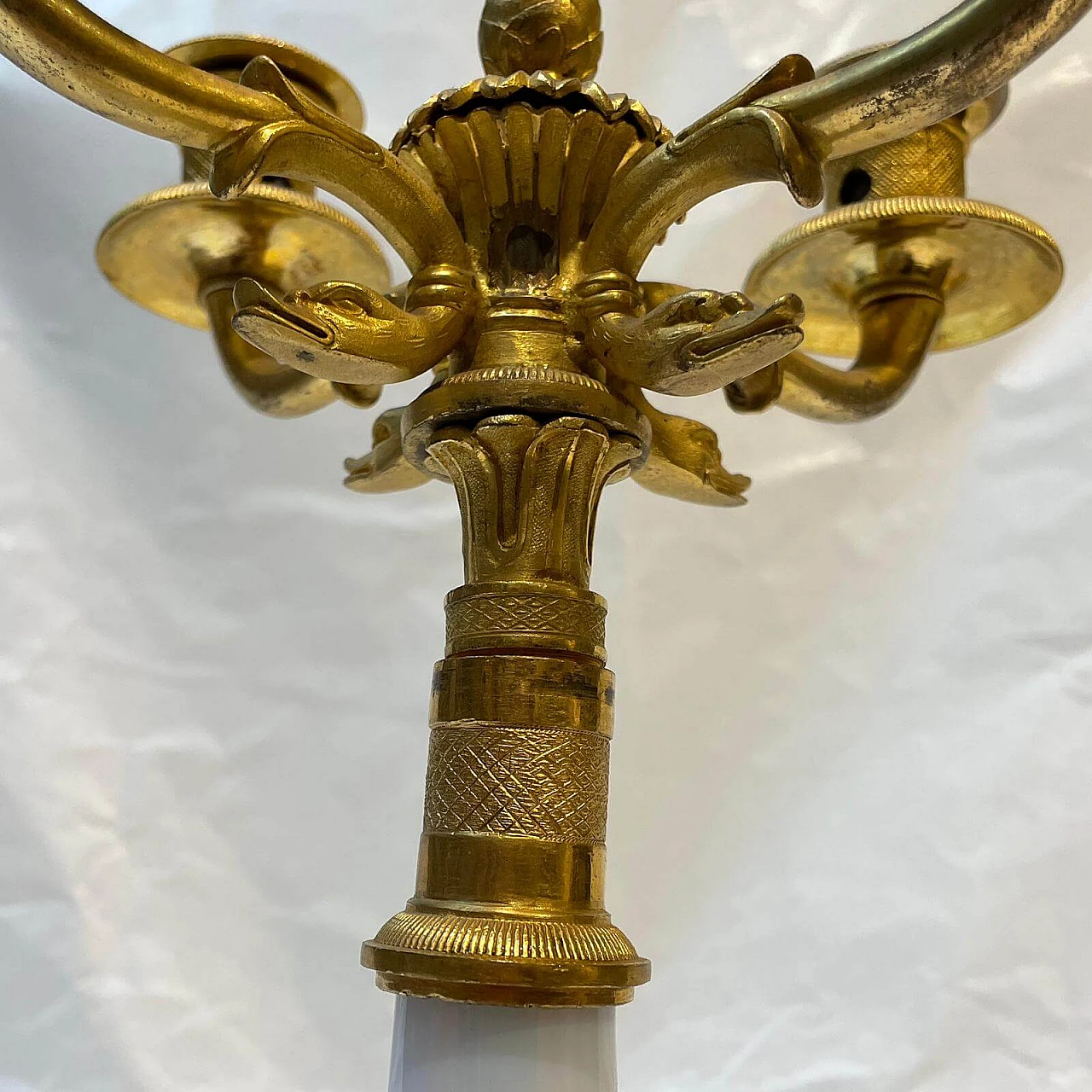 Candelabro in bronzo dorato e cesellato con dettaglio in vetro bianco, 1860 1