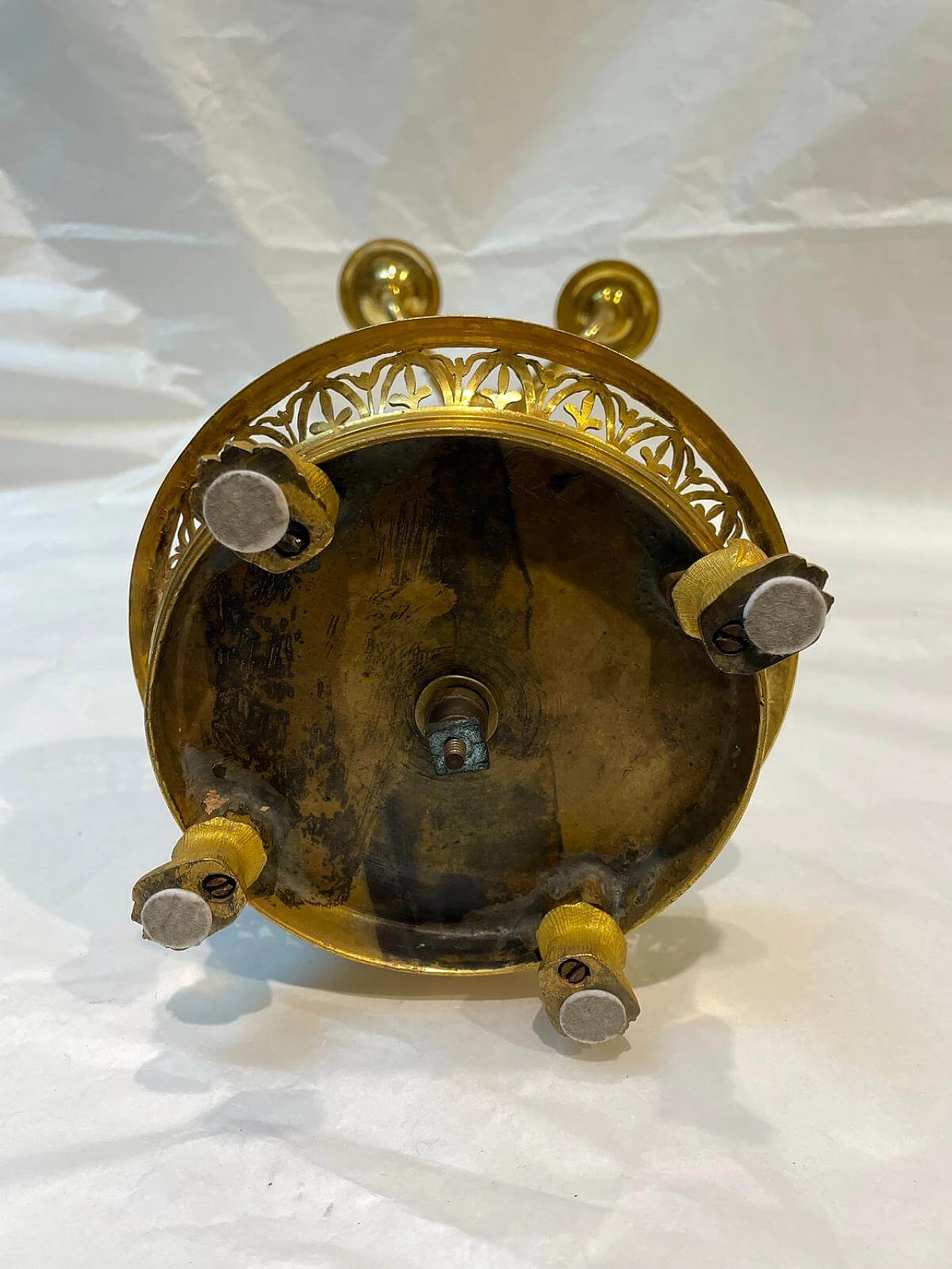 Candelabro in bronzo dorato e cesellato con dettaglio in vetro bianco, 1860 3