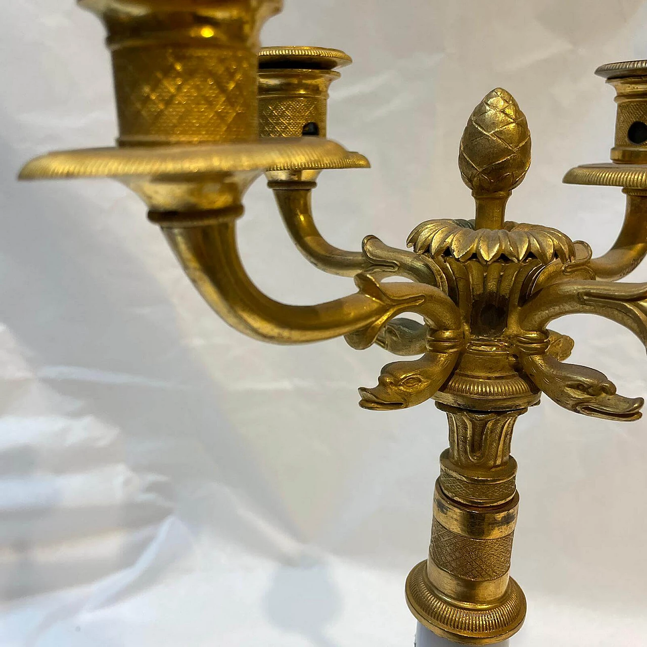 Candelabro in bronzo dorato e cesellato con dettaglio in vetro bianco, 1860 5