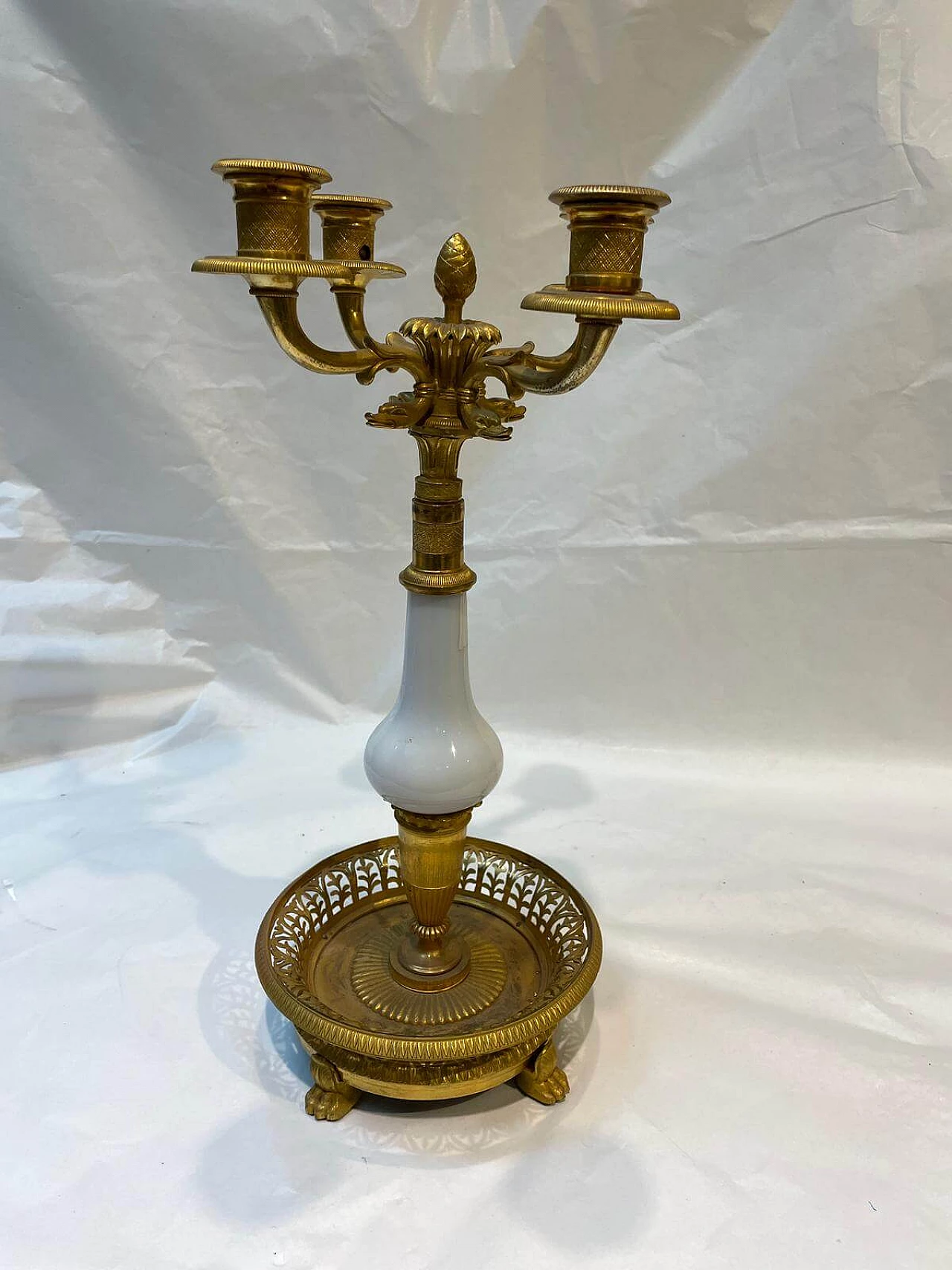 Candelabro in bronzo dorato e cesellato con dettaglio in vetro bianco, 1860 9